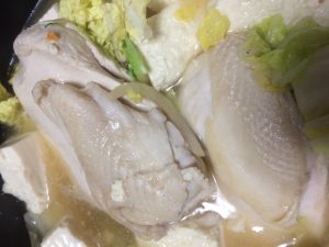 鶏肉の茹で具合を確認